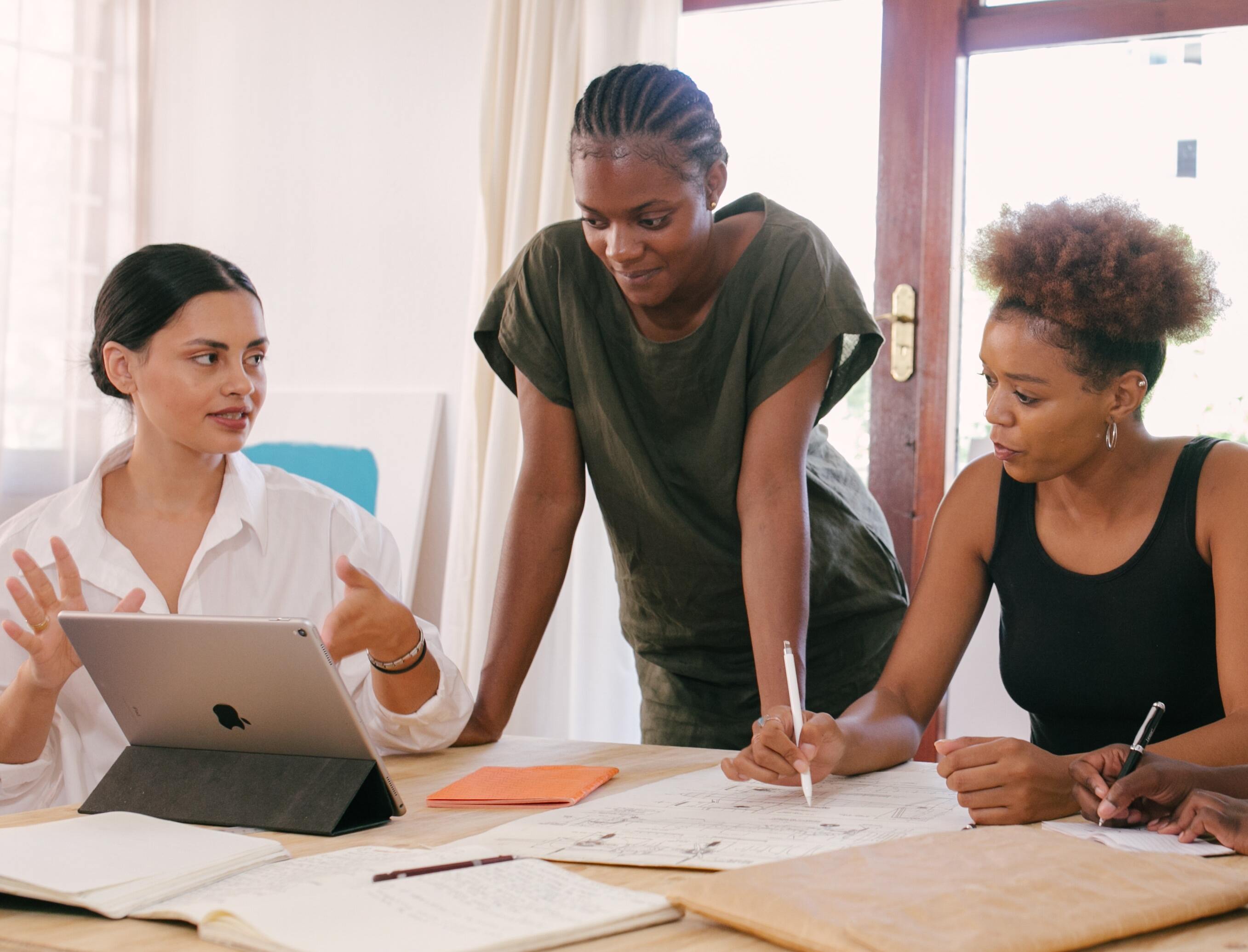 women at meeting discussing content marketing pitfalls